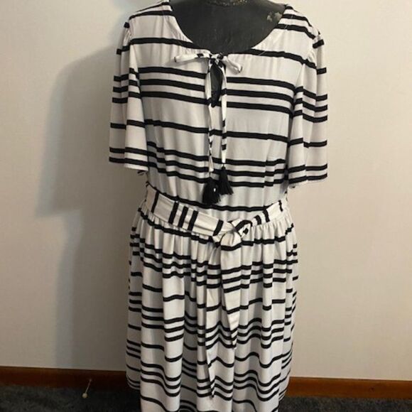 Eloquii Black/White stripes Circle sleeves Fit and Flare belted dress, size 16 - Picture 1 of 5